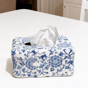 Pode incluir: Um conjunto de três tigelas de cerâmica em tons de azul, verde e branco. As tigelas apresentam um esmalte salpicado e um design simples e moderno. A tigela maior tem aproximadamente 15 cm de diâmetro.