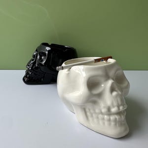 Keramisk askkopp med dödskalle, svart eller vit, gotisk Halloween-cigarrhållare, present till hemmabaren