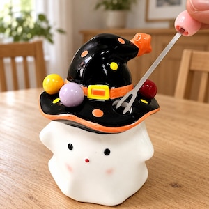 Keramisk spökfruktgaffelhållare med häxhatt, Halloween-borddekoration, en gaffel ingår