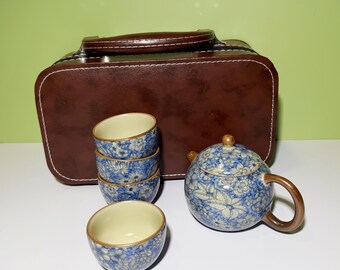 Juego de té de viaje estilo Ru azul y blanco con estuche de cuero, tetera y tazas de cerámica portátiles, regalo ideal para amantes del té en la oficina o de viaje.