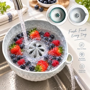 Könnte beinhalten: Ein hellblaues Keramik-Sieb mit strukturierter Oberfläche, gefüllt mit Wasser, Erdbeeren und Blaubeeren. Wasser fließt aus einem Wasserhahn in den zentralen Abfluss. Der Text lautet Fresh Fruit Every Day, Easy to Clean, Beautiful & Practical.