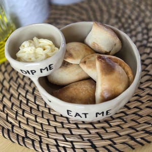 Handgemaakte  dubbele kom voor snacks + saus - schaaltje met tekst ,,eet me , dip me" cadeau voor mama