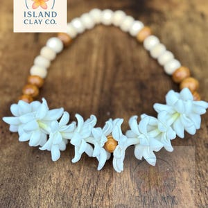 Collier pour voiture – jasmin blanc avec perles en bois brunes et blanches | Lei fait main fleur tropicale en argile image 1