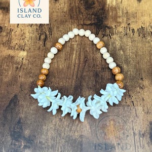 Collier pour voiture – jasmin blanc avec perles en bois brunes et blanches | Lei fait main fleur tropicale en argile image 5