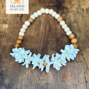 Collier pour voiture – jasmin blanc avec perles en bois brunes et blanches | Lei fait main fleur tropicale en argile image 3