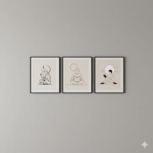 Puede incluir: Tres impresiones artísticas enmarcadas con dibujos lineales minimalistas de personas leyendo libros. Cada impresión tiene un marco negro y un fondo beige. Las figuras están representadas en posición sentada, con líneas simples que representan sus cuerpos y los libros.