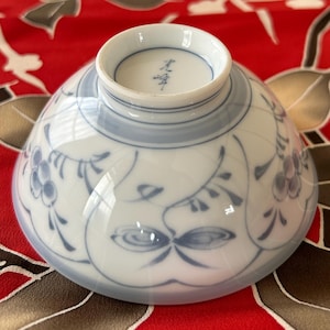Cuenco de arroz de porcelana japonesa Mino Ware / Chawan vintage con diseño floral azul pintado a mano