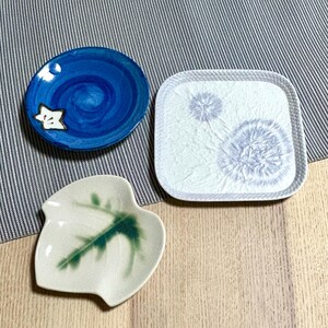 Juego de 3 platos pequeños japoneses: plato con diseño de hoja de arce, plato Mingei azul, plato Shibori texturizado, cerámica vintage, platos para aperitivos, regalo único.