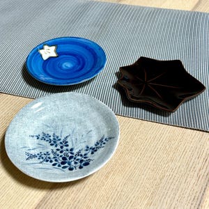 Japanska små tallrikar set om 3, lönnlövsfat, blå Mingei-tallrik, handmålad blommig tallrik, vintage japansk keramik, presentset
