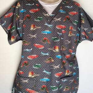 Men&#39;s planes, trains and automobiles print scrub top