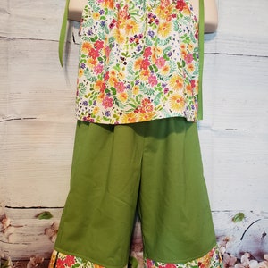 Girls adorable flower print short set