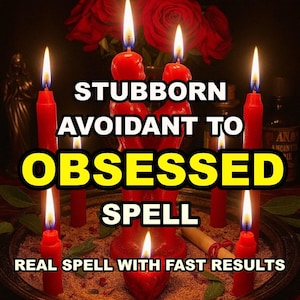 Puede incluir: Un conjunto de velas rojas con llamas encendidas, dispuestas alrededor de un grupo central. El texto "STUBBORN AVOIDANT TO OBSESSED SPELL" se muestra en letras amarillas en negrita. También es visible la frase "REAL SPELL WITH FAST RESULTS".