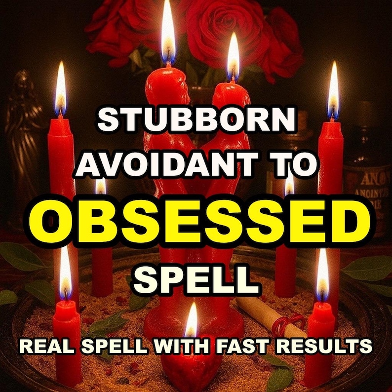 Puede incluir: Un conjunto de velas rojas con llamas encendidas, dispuestas alrededor de un grupo central. El texto "STUBBORN AVOIDANT TO OBSESSED SPELL" se muestra en letras amarillas en negrita. Tambi&eacute;n es visible la frase "REAL SPELL WITH FAST RESULTS".