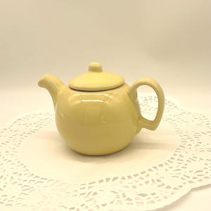 Pale Yellow Teapot-Small Ceramic Teapot-Mid Century Teapot-Vintage Yellow Teapot-Yellow Ceramic Teapot-Vintage Small Teapot-Small Teapot
