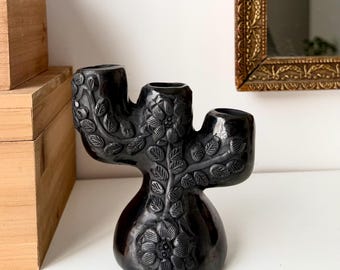 Oaxacaanse Barro Negro kandelaar | Handgemaakte kandelaar met 3 armen van zwart klei | Mexicaans aardewerk | Keramische woondecoratie met bloemenmotief | Klein