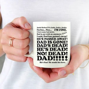 Può includere: Tazza in ceramica bianca con testo nero. Il testo recita: "Zia Barbara? Sono Jackie... STO BENE. Ho delle brutte notizie. Papà non è più con noi... PAPÀ!!!!! Sta bene! Manda il suo amore."