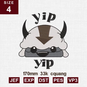 Könnte beinhalten: Gesticktes Design mit einem Cartoon-Bison mit dem Wort "yip" über und unter dem Bild. Der Bison ist weiß, grau und braun mit schwarzen Hörnern. Die Größe ist mit 4 angegeben.