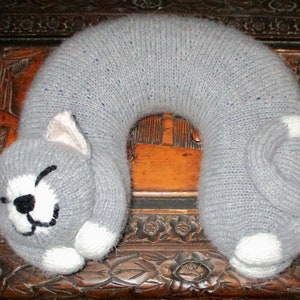 Snoozing Cat Travel Pillow KNITTING PATTERN pdf file by automatic download image 1