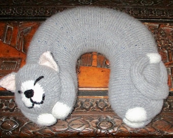 Snoozing Cat Travel Pillow  - KNITTING PATTERN – pdf file by automatic download