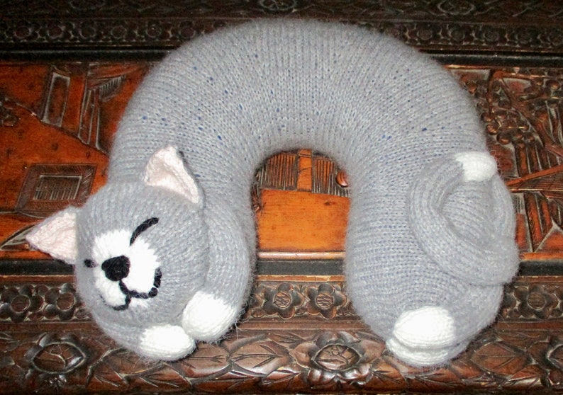 Snoozing Cat Travel Pillow KNITTING PATTERN pdf file by automatic download image 1