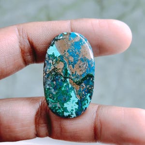 Puede incluir: Una taza de cerámica blanca con un asa negra y el texto "But First, Coffee" en negro, con una fuente de estilo manuscrito. La taza está sobre una superficie blanca.