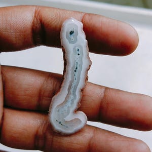 Puede incluir: Juego de tres tazas de cerámica con acabado mate moteado. Las tazas son de color crema, gris claro y gris oscuro. Cada taza tiene un diseño simple y minimalista.