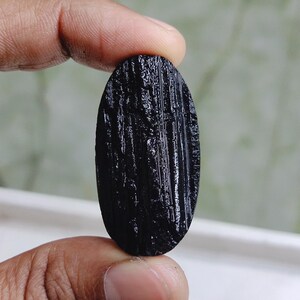 Cabujón de turmalina negra drusa, hecho a mano, para la elaboración de joyas (40 x 21 mm, 95,40 quilates).