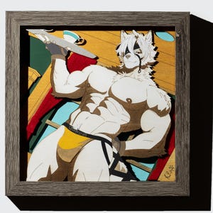 Puede incluir: Una pieza de arte en madera superpuesta en un marco gris oscuro que muestra un lobo antropom&oacute;rfico blanco de complexi&oacute;n musculosa, con un taparrabos amarillo con el texto Queercraft, sosteniendo una bandeja plateada con una taza sobre un fondo geom&eacute;trico.