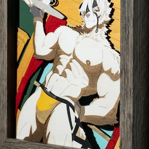 Puede incluir: Una pieza de arte mural de madera en capas que presenta un personaje antropom&oacute;rfico estilizado con pelaje blanco y marcas marrones. El personaje tiene una complexi&oacute;n musculosa, viste un taparrabos amarillo con el texto Queercraft y est&aacute; enmarcado en madera oscura.