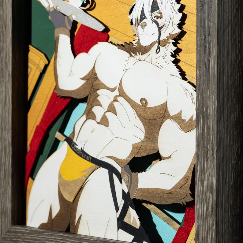 Puede incluir: Una pieza de arte mural de madera en capas que presenta un personaje antropom&oacute;rfico estilizado con pelaje blanco y marcas marrones. El personaje tiene una complexi&oacute;n musculosa, viste un taparrabos amarillo con el texto Queercraft y est&aacute; enmarcado en madera oscura.