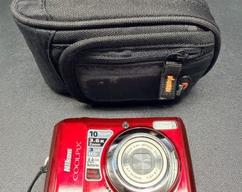 Cámara digital compacta Nikon Coolpix L20 de 10,0 MP en color rojo intenso. ¡Probada con tarjeta SD!