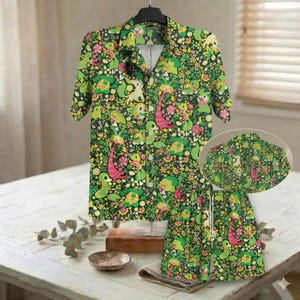 Peut inclure: Panneau en bois rustique avec l'inscription "Welcome to our home" en lettres blanches. Le panneau présente une finition vieillie et un design simple et accueillant, idéal pour un porche ou une entrée.