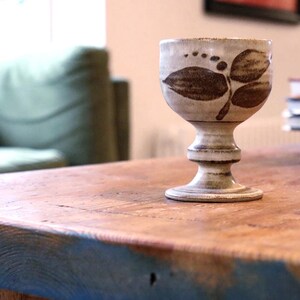 Retro Studio Pottery Goblet – Hand-Thrown Stoneware – Rustic Glazed Footed Coffee Cup with Leaf Design