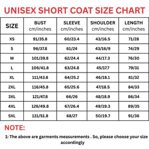 Puede incluir: Tabla de tallas para un abrigo corto unisex, con medidas en cent&iacute;metros y pulgadas. La tabla incluye medidas de busto, manga, hombro y largo para las tallas XS a 5XL. Una nota al pie aconseja elegir la talla correspondiente.