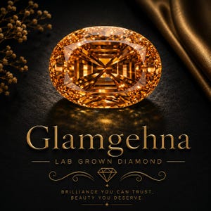 Könnte beinhalten: Ein bernsteinfarbener, im Labor gezüchteter Diamant im Ovalschliff mit komplexen geometrischen Facetten. Unter dem Edelstein steht der Text: Glamgehna LAB GROWN DIAMOND, gefolgt von einem Diamantsymbol und: BRILLIANCE YOU CAN TRUST, BEAUTY YOU DESERVE.