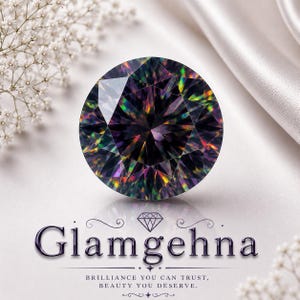 Op de afbeelding: Een ronde, gefacetteerde edelsteen met een donker, iriserend oppervlak en regenboogkleurige lichtreflecties. Onder de steen staat de tekst Glamgehna, Brilliance you can trust, beauty you deserve, vergezeld van een diamanten icoon.