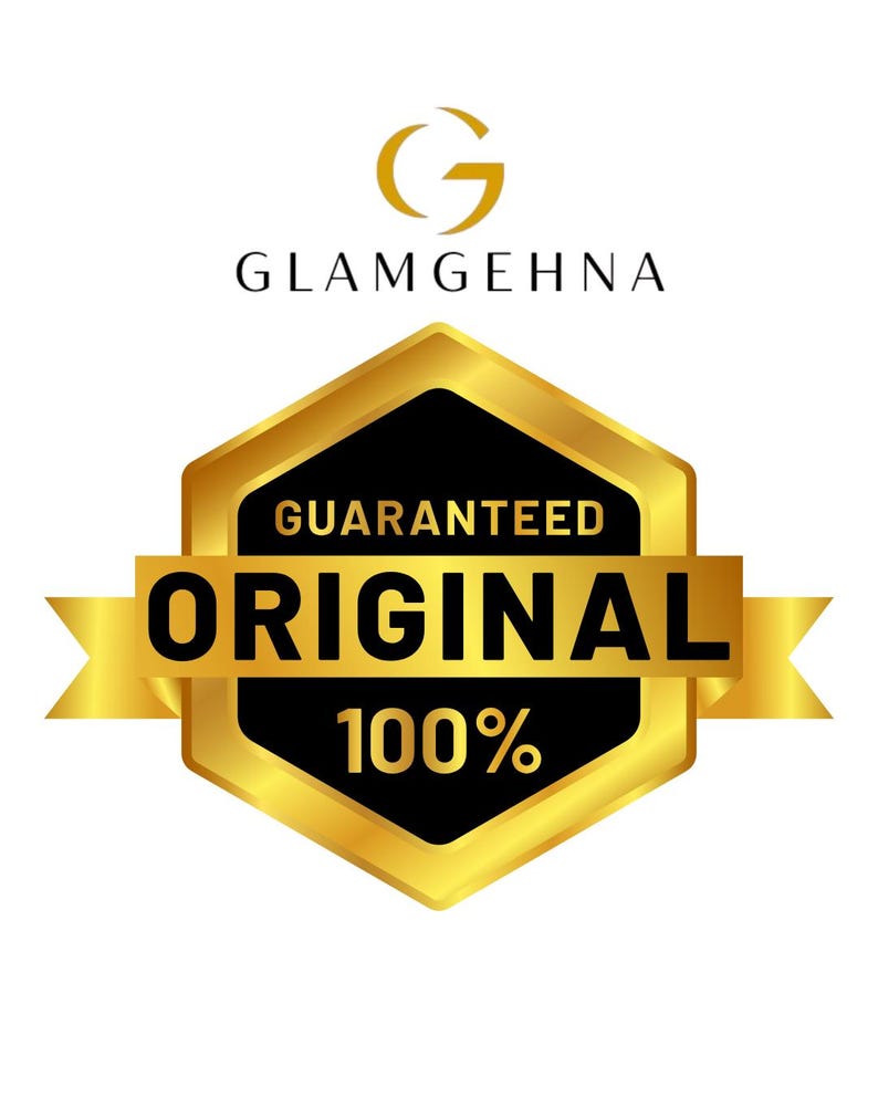 K&ouml;nnte beinhalten: Ein gold-schwarzes Emblem mit dem Text "GARANTIERT ORIGINAL 100%" auf einer schwarzen sechseckigen Form. Das Emblem ist von einem goldenen Rand umgeben, und der Markenname "GLAMGEHNA" steht dar&uuml;ber.