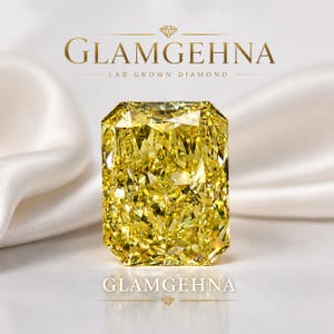 Peut inclure: Un diamant jaune vif, cultivé en laboratoire, de taille rectangulaire. La pierre précieuse est posée sur un fond de satin blanc, avec le nom de la marque "GLAMGEHNA" affiché au-dessus et en dessous.