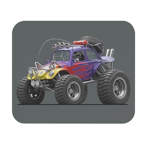 Pode incluir: Um Volkswagen Beetle roxo e amarelo modificado em um buggy de dunas com pneus grandes off-road e uma gaiola de proteção. O veículo tem chamas pintadas na lateral e um pneu sobressalente montado no teto.