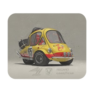 Op de afbeelding: Een gele en rode vintage raceauto met nummer 65 aan de zijkant. De auto heeft een schorpioenlogo en de woorden "Recaro" en "Goodyear" onderaan.