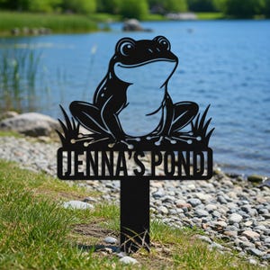 Letrero metálico personalizado para estanque con diseño de rana, estaca de jardín con nombre personalizado, arte de pared para jardín de primavera, regalo para jardineros, decoración para patio y estanque, decoración de jardín con diseño de rana