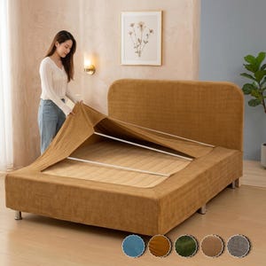 Puede incluir: Una funda de tela texturizada de color amarillo mostaza que envuelve el cabecero y la base de una cama. La funda presenta un material suave y afelpado y se muestra mientras se coloca sobre un marco de cama. Se muestran cinco muestras de color debajo.