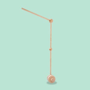 Könnte beinhalten: Ein Baby-Mobile-Ständer aus hellem Holz. Er hat einen horizontalen Arm, eine vertikale Stütze und ein Rad an der Basis. Das Design ist schlicht und minimalistisch, passend für ein Kinderzimmer. Maße in Zentimetern.