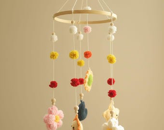 Móvil de ganchillo para bebé / Flores, estrella, luna. Decoración para la habitación del bebé.