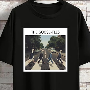 Gänseblümchen T-Shirt | Lustiges Parodie Band Shirt, Gans Abtei Straßenkreuzung T-Shirt, Unisex schwarzes Baumwoll Shirt, Musik Liebhaber Geschenk