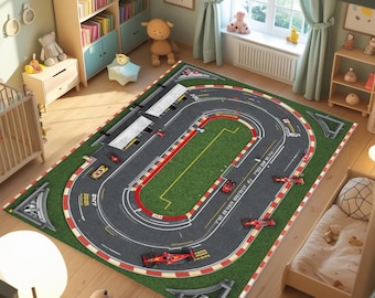 Puede incluir: Alfombra rectangular con diseño de circuito de carreras. Presenta una superficie gris con marcas blancas, bordes rojos y blancos y pequeños coches de carreras sobre un campo verde.