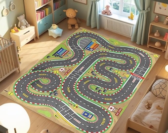 Puede incluir: Una alfombra de juego rectangular grande con un diseño de pista de carreras. La alfombra tiene carreteras grises con marcas viales blancas, bordes verdes y señalización colorida. La alfombra está colocada sobre un piso de madera en un dormitorio infantil, rodeada de muebles y juguetes.