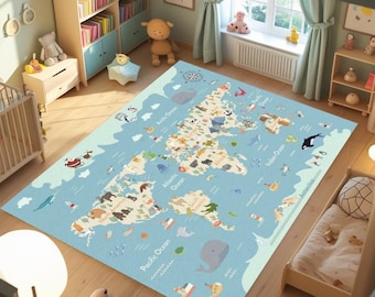 Puede incluir: Una alfombra rectangular azul claro con un diseño de mapa del mundo. El mapa presenta continentes en beige y marrón, océanos en azul e ilustraciones de animales y criaturas marinas. La alfombra está en el dormitorio de un niño con suelos y muebles de madera.