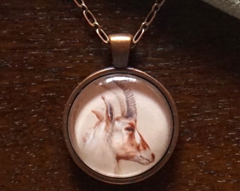 Colgante de cristal y metal de 1 pulgada de ilustración de antílope (Roan)