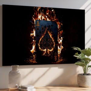 以下が含まれることがあります： 炎に包まれたスペードのエースのトランプが描かれたキャンバスプリント。カードは濃い青色で、詳細なスペードのデザインと数字の9が見えます。このアートワークは、暗い背景に対して劇的で燃えるような美学を持っています。